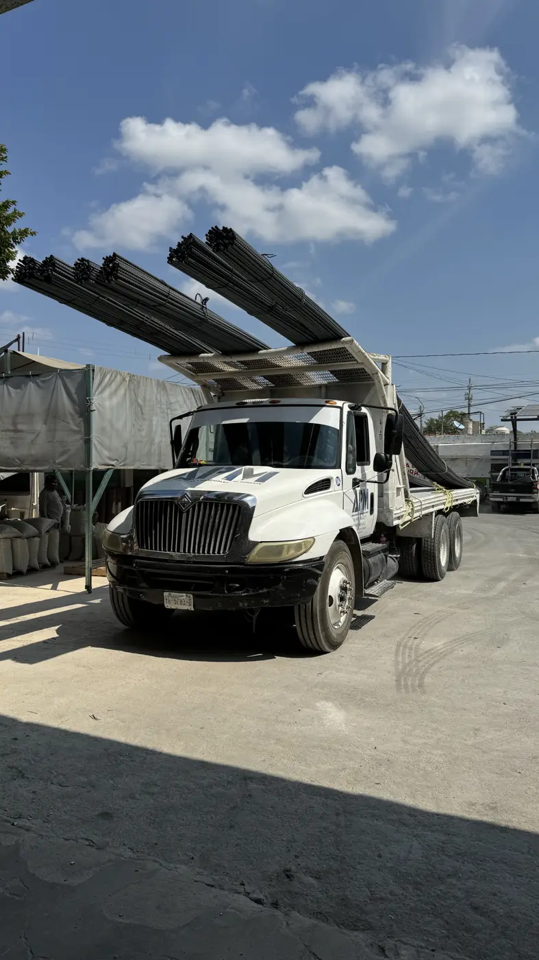 Camión cargado con material